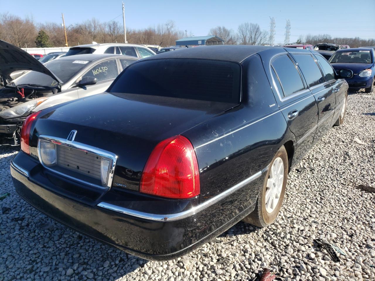 Photo 4 from auction – 2003 LINCOLN TOWN CAR E with VIN 1L1FM81W33Y701330