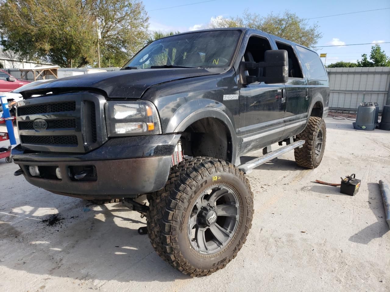 Photo 2 from auction – 2005 FORD EXCURSION with VIN 1FMSU43P75EA44810