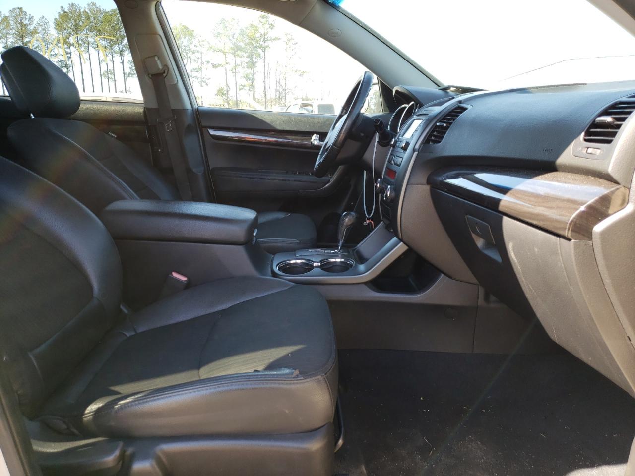 Photo 5 from auction – 2012 KIA SORENTO EX with VIN 5XYKU3A61CG233918
