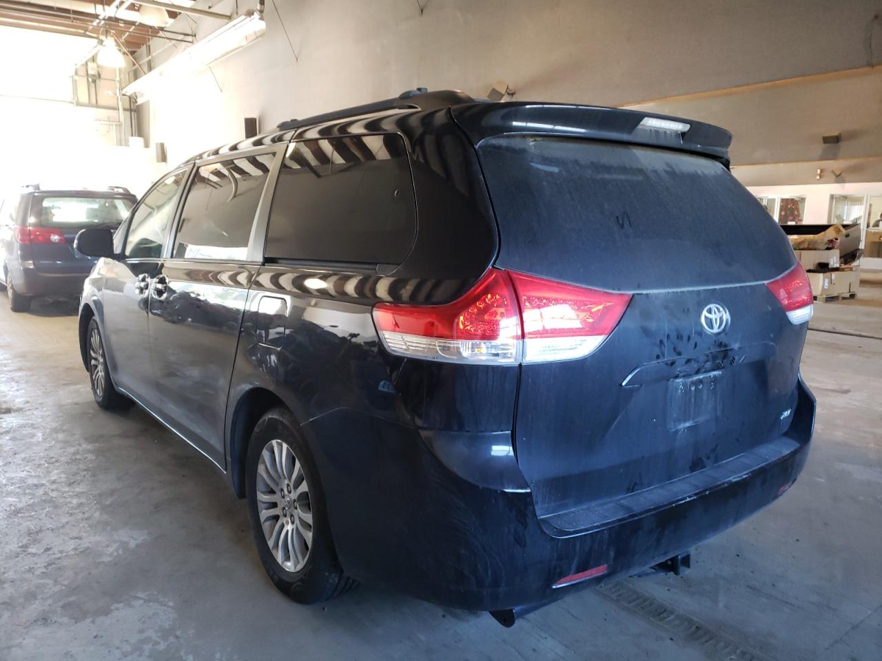 Photo 3 from auction – 2011 TOYOTA SIENNA XLE with VIN 5TDYK3DC9BS158937