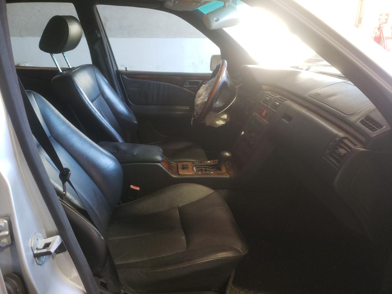 Photo 5 from auction – 1998 MERCEDES-BENZ E 430 with VIN WDBJF70F9WA715960