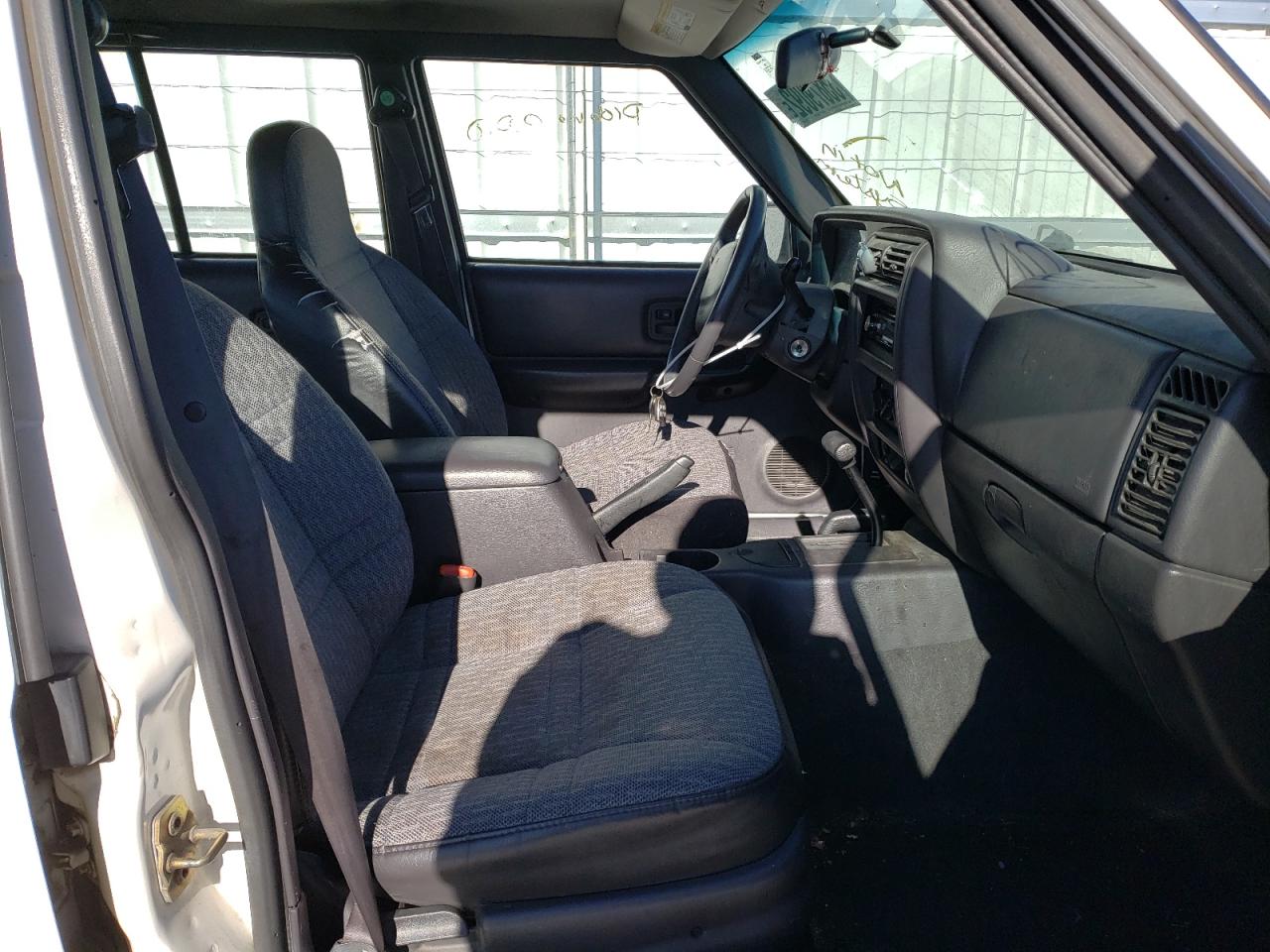 Photo 5 from auction – 2001 JEEP UK with VIN 1J4FF48S01L585534