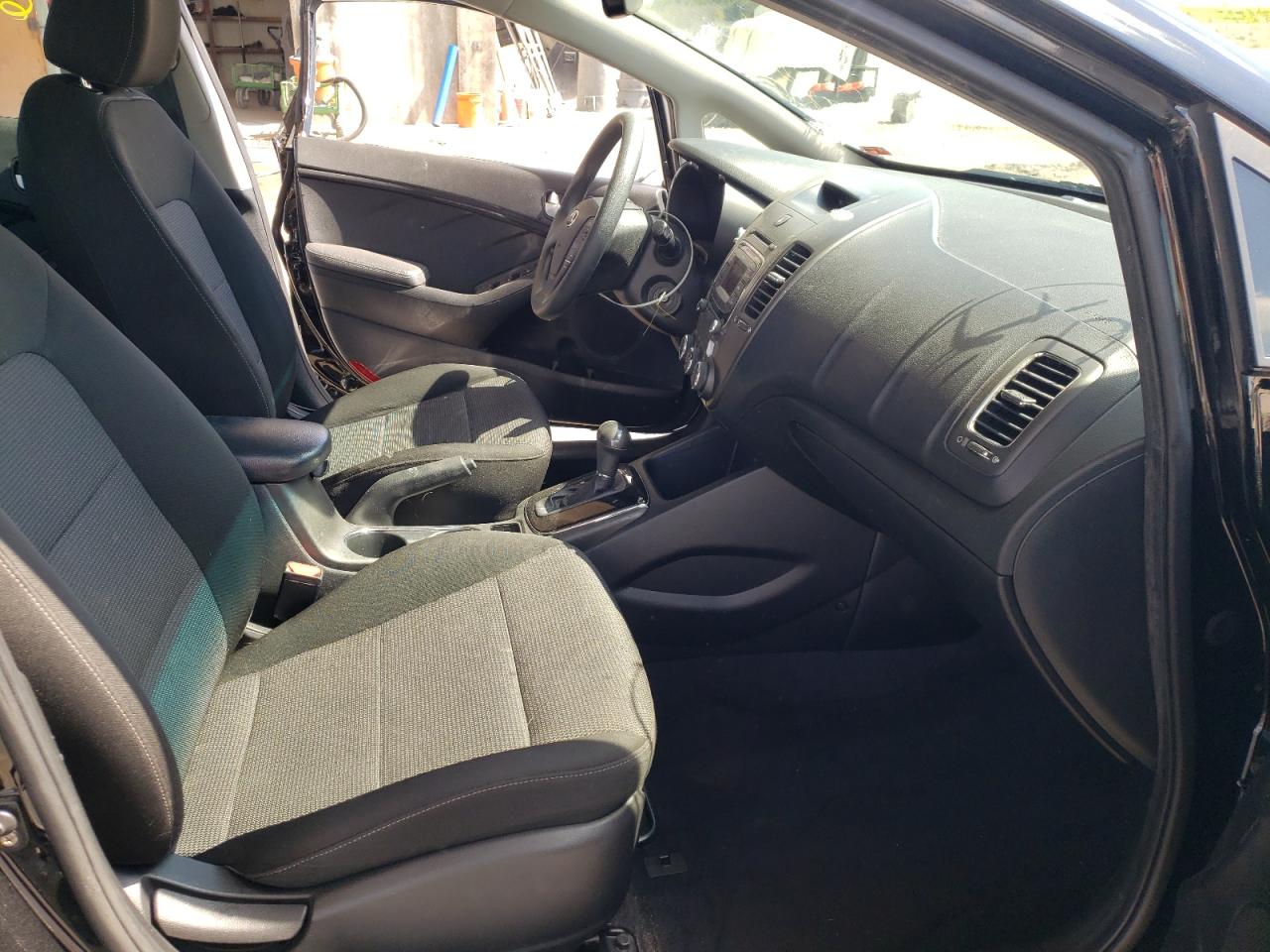 Photo 5 from auction – 2017 KIA FORTE LX with VIN 3KPFK4A78HE104956