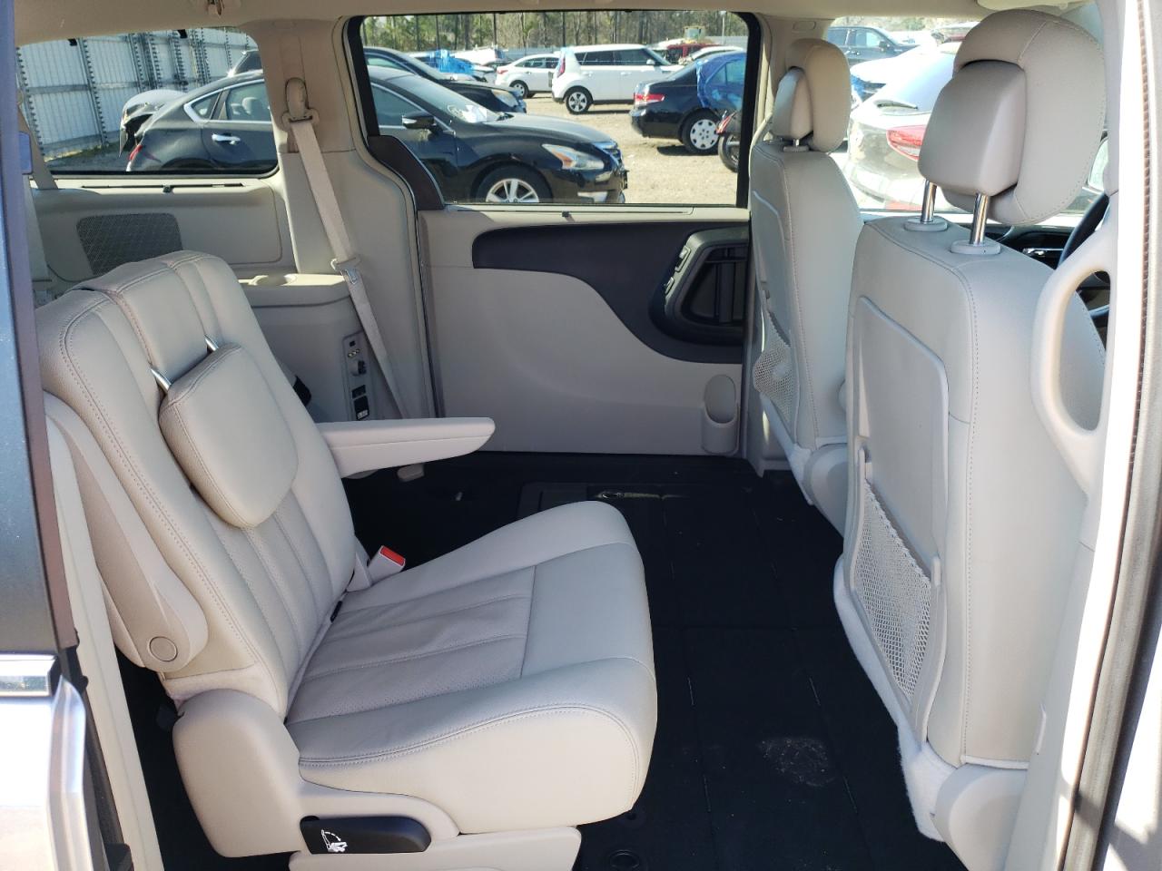 Photo 6 from auction – 2016 CHRYSLER TOWN & COU with VIN 2C4RC1CG6GR200877