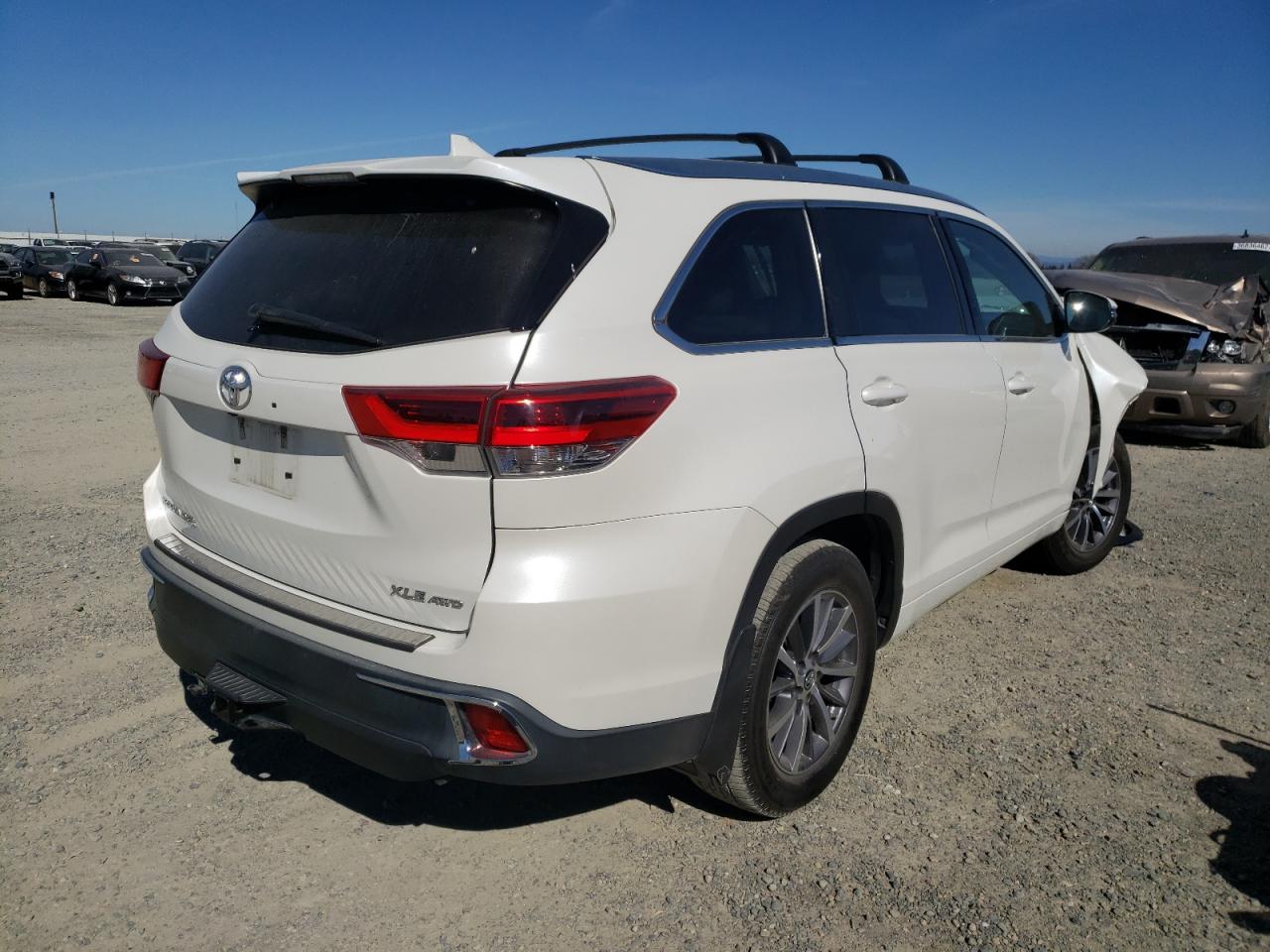 Photo 4 from auction – 2017 TOYOTA HIGHLANDER with VIN 5TDJZRFH9HS512098