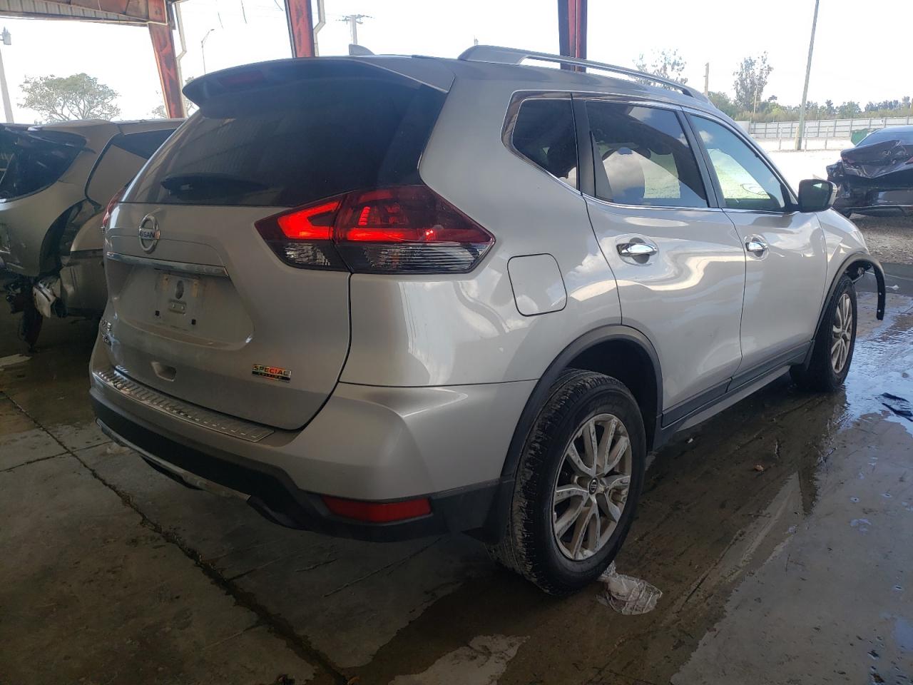 Photo 4 from auction – 2020 NISSAN ROGUE S with VIN 5N1AT2MT9LC747686