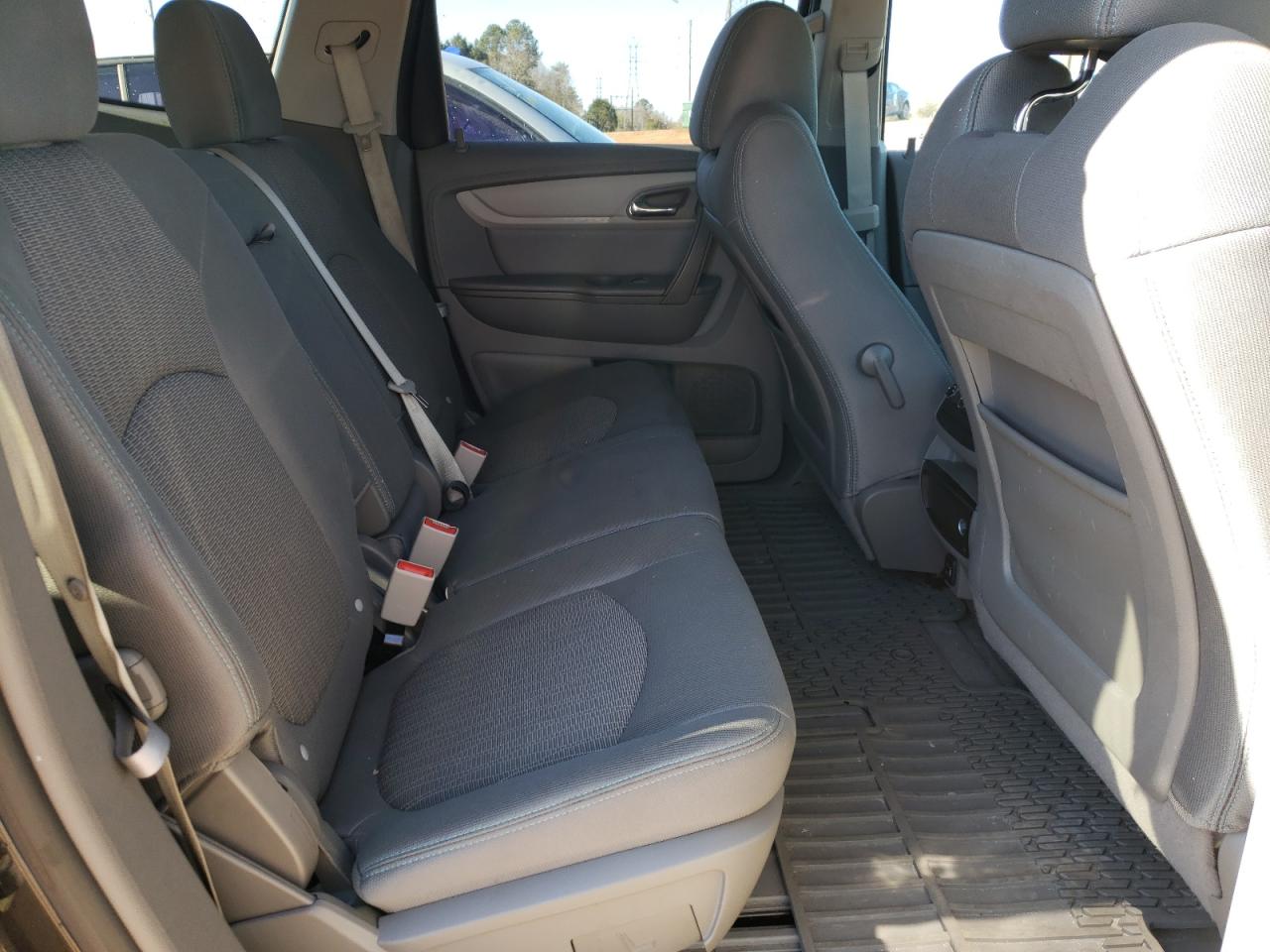 Photo 6 from auction – 2017 CHEVROLET TRAVERSE L with VIN 1GNKRFED6HJ208197