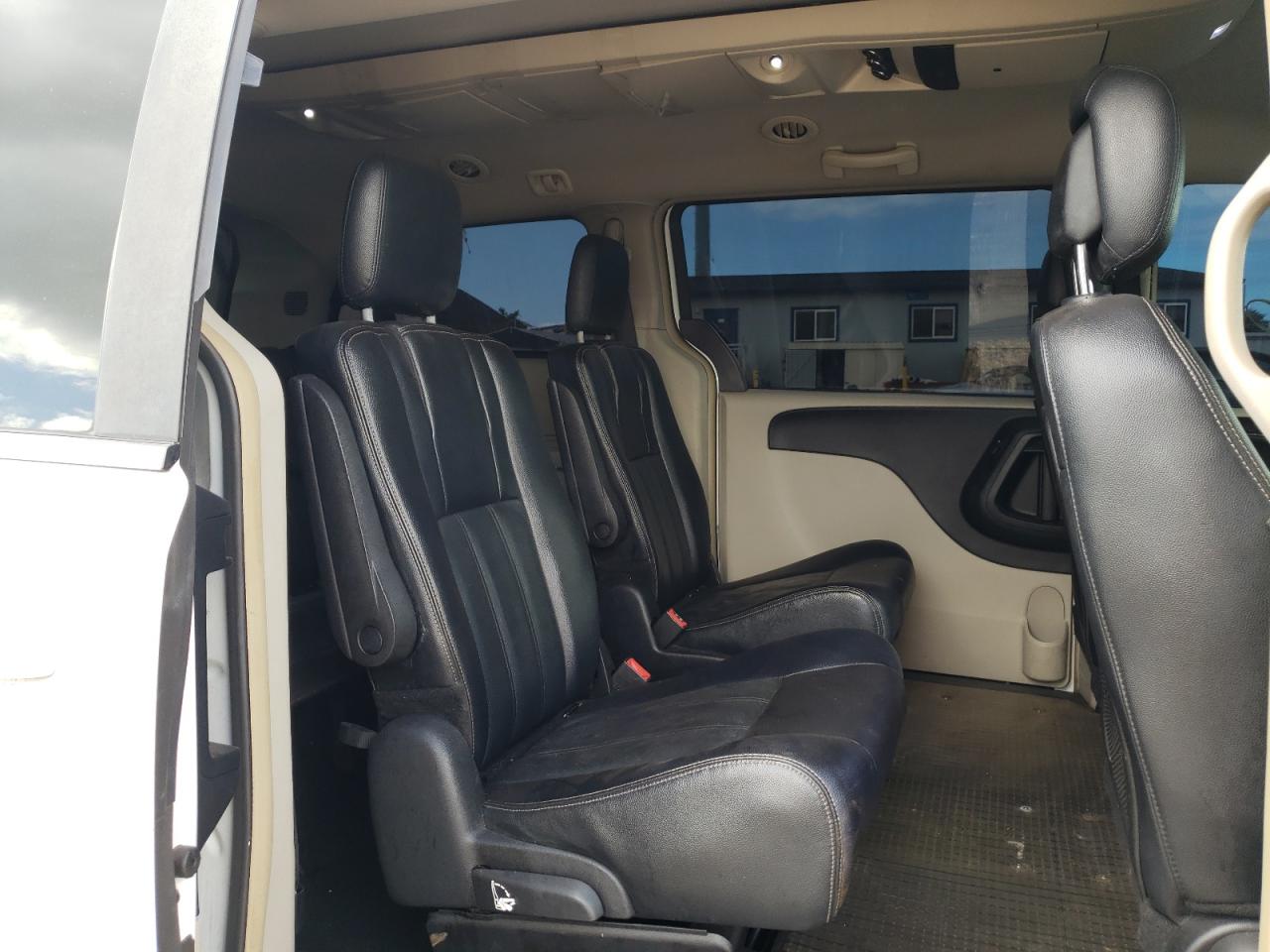 Photo 6 from auction – 2016 CHRYSLER TOWN & COU with VIN 2C4RC1BG1GR198280