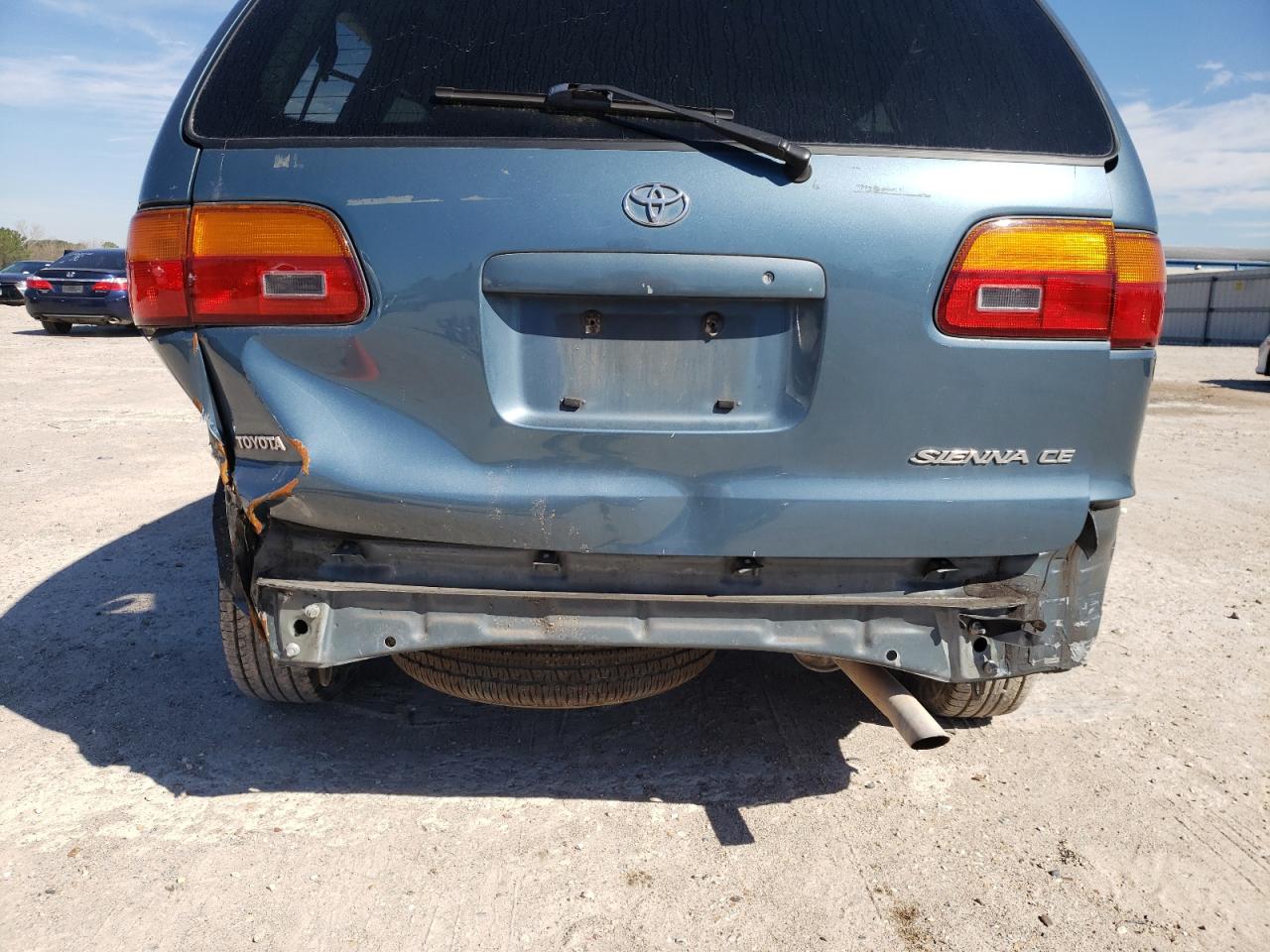 Photo 9 from auction – 2000 TOYOTA SIENNA CE with VIN 4T3ZF19C4YU238434