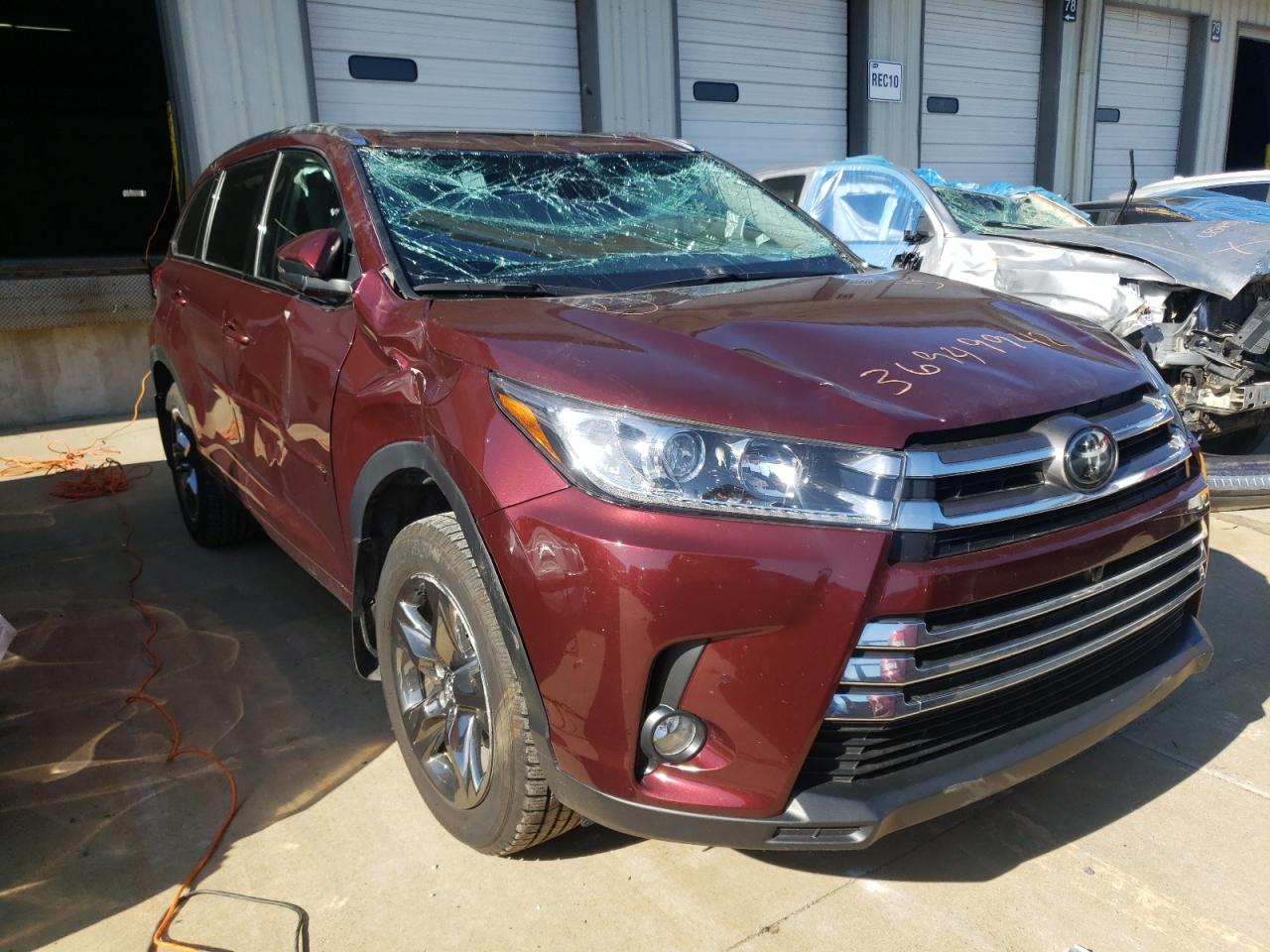 TOYOTA HIGHLANDER 2018 with VIN 5TDDZRFH8JS889637 - Photo from auction