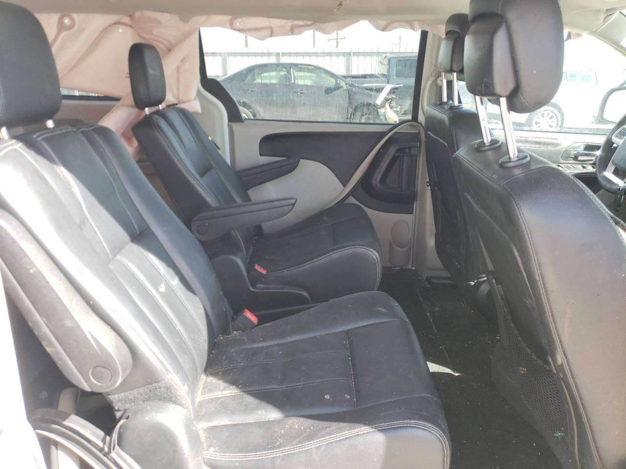 Photo 6 from auction – 2016 CHRYSLER TOWN & COU with VIN 2C4RC1BG2GR296265
