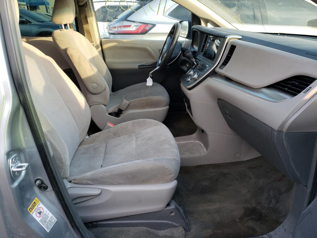 Photo 5 from auction – 2015 TOYOTA SIENNA with VIN 5TDZK3DC5FS629895