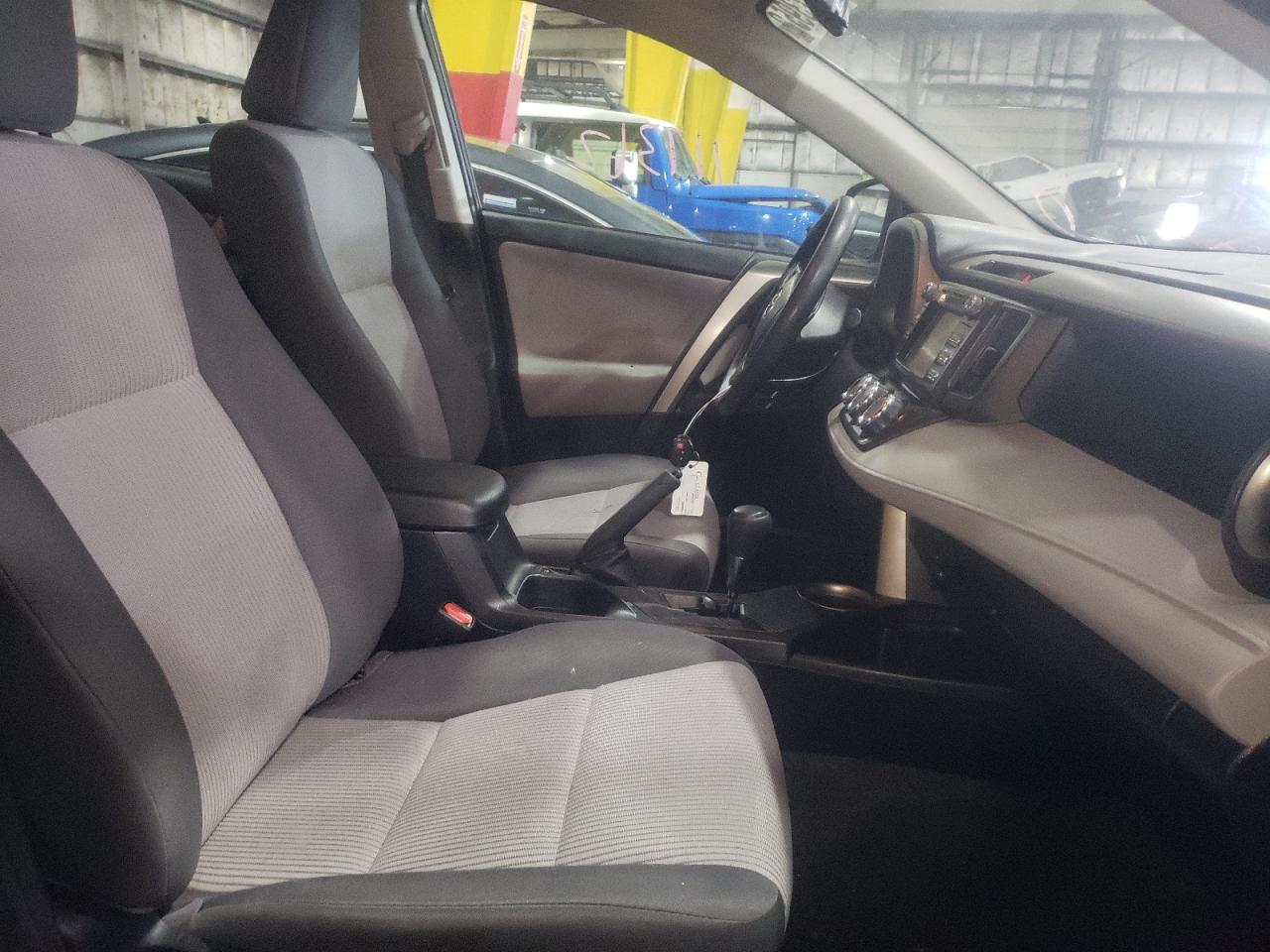 Фото 5 с аукциона – 2014 TOYOTA RAV4 LE с VIN 2T3BFREV2EW139713