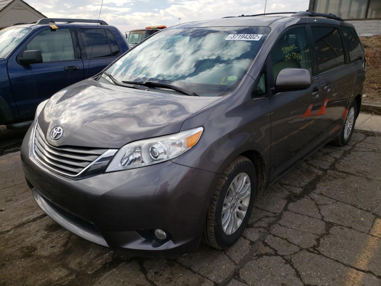 Photo 2 from auction – 2014 TOYOTA SIENNA XLE with VIN 5TDYK3DC0ES521095