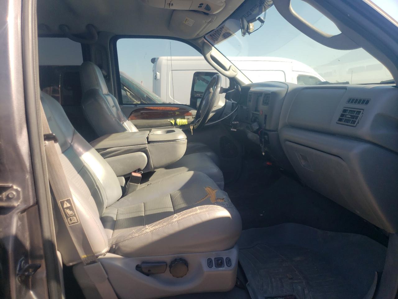 Photo 5 from auction – 2003 FORD F350 SRW S with VIN 1FTSW31F33EB09703