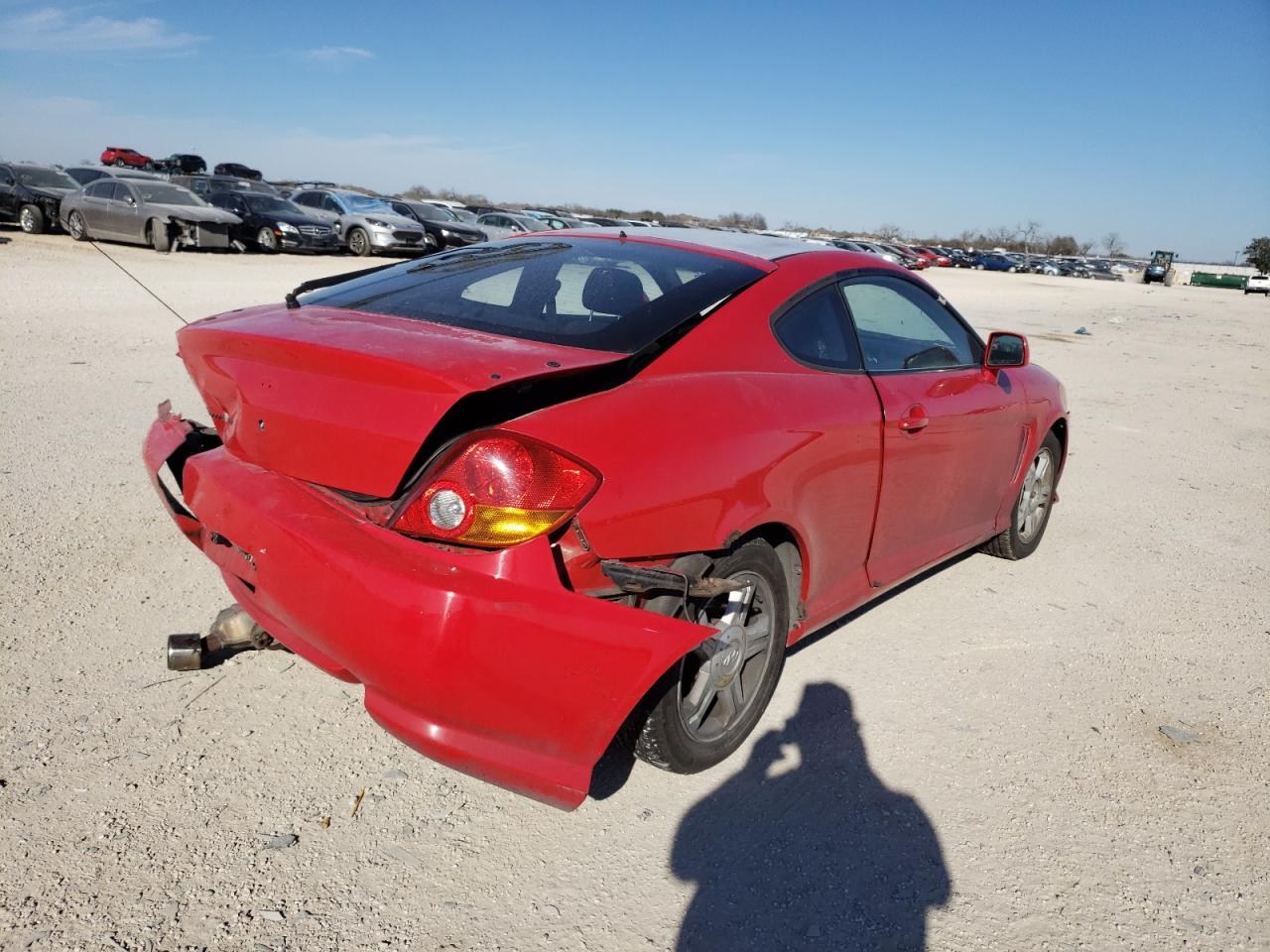 Photo 4 from auction – 2004 HYUNDAI TIBURON with VIN KMHHM65D94U152780