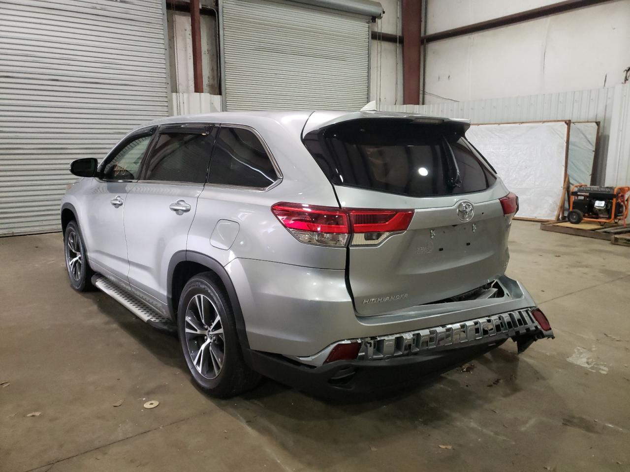 Photo 3 from auction – 2017 TOYOTA HIGHLANDER with VIN 5TDZZRFH6HS211307