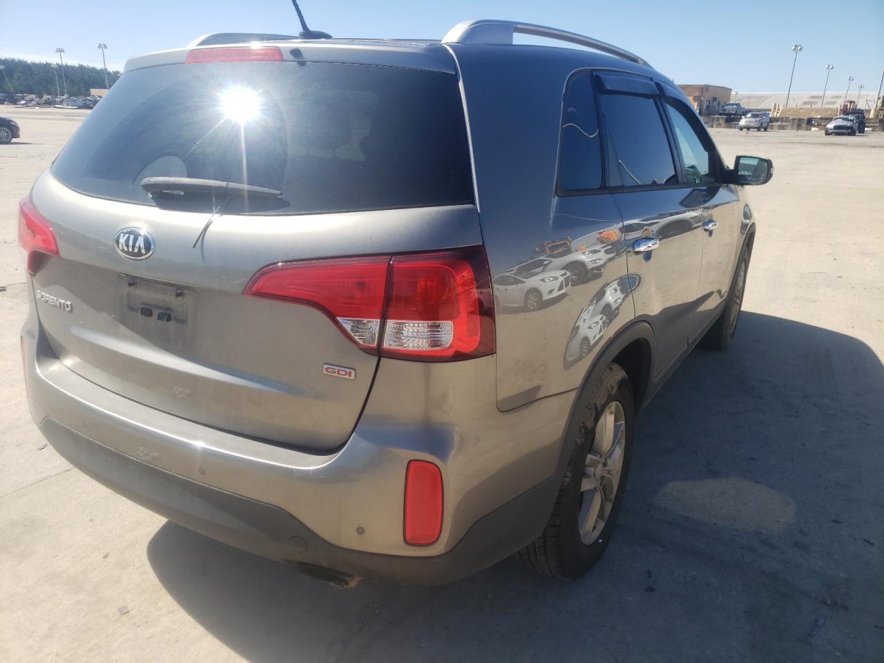 Photo 4 from auction – 2015 KIA SORENTO LX with VIN 5XYKTCA66FG584993