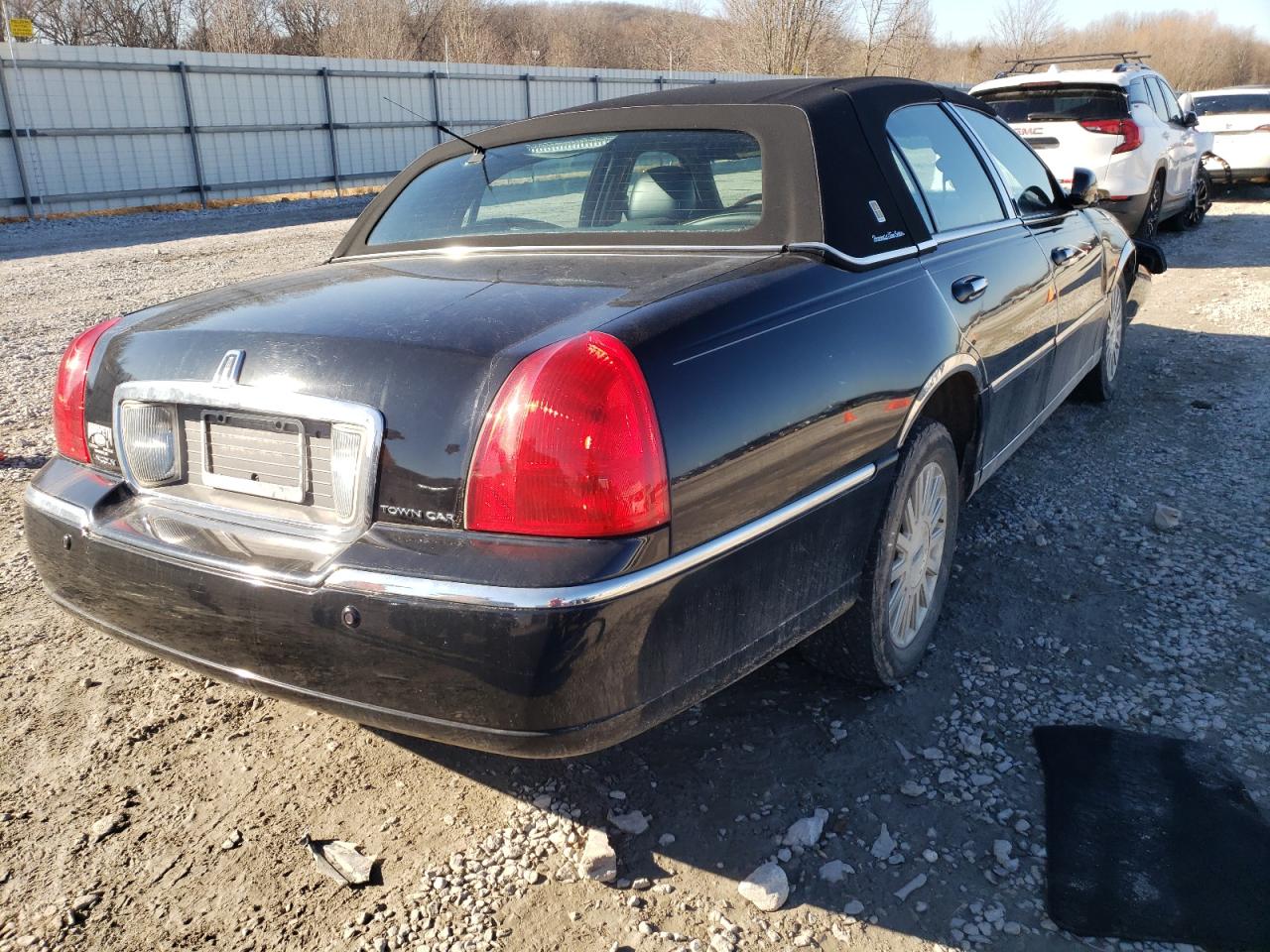 Photo 4 from auction – 2003 LINCOLN TOWN CAR S with VIN 1LNHM82W63Y616231