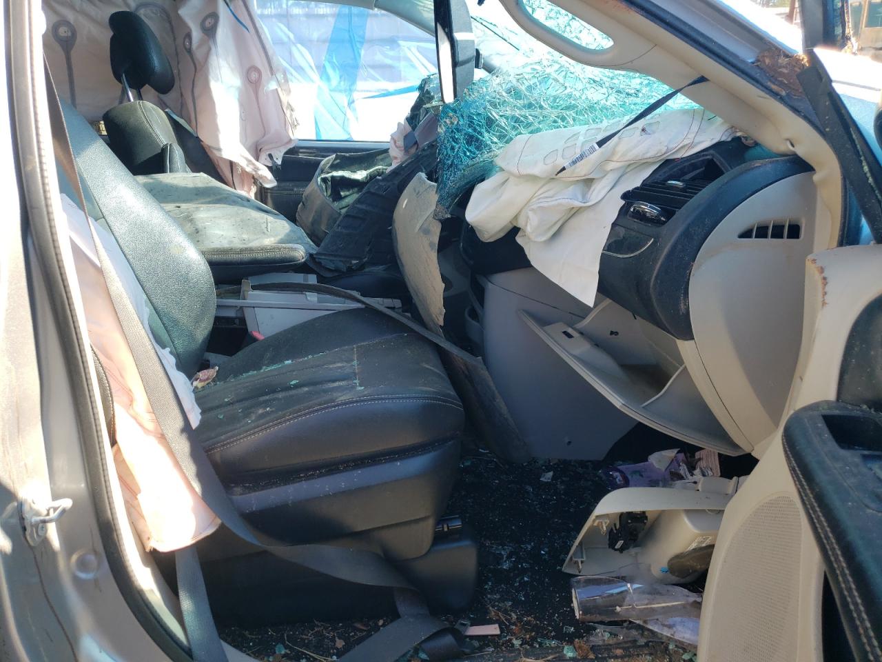 Photo 5 from auction – 2016 CHRYSLER TOWN & COU with VIN 2C4RC1BG4GR296543