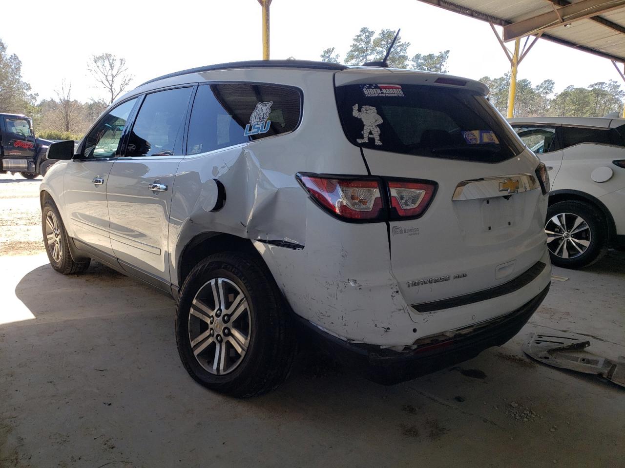 Photo 3 from auction – 2017 CHEVROLET TRAVERSE L with VIN 1GNKVGKD5HJ162173