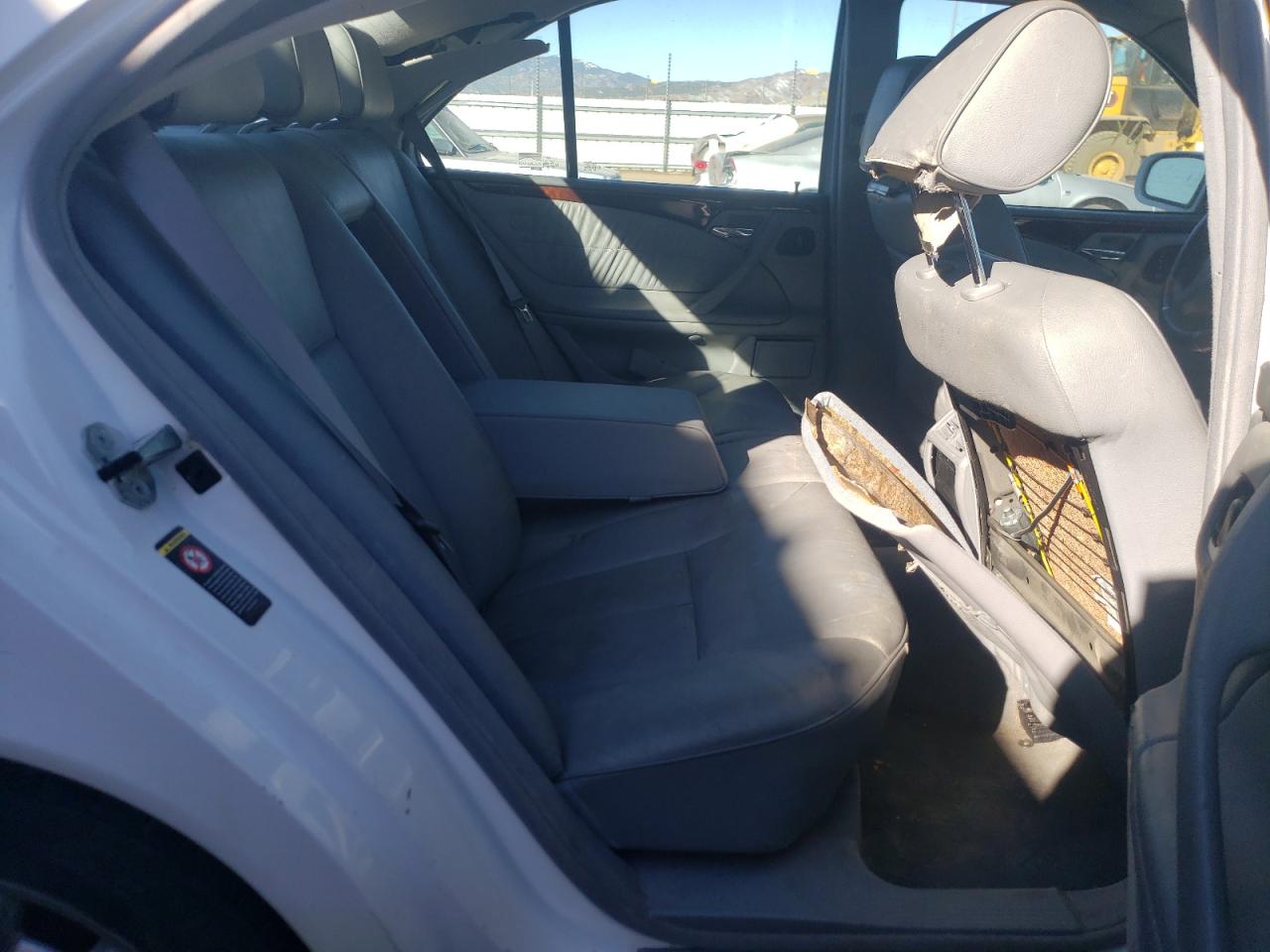 Photo 6 from auction – 2000 MERCEDES-BENZ E 320 4MAT with VIN WDBJF82J8YX035880