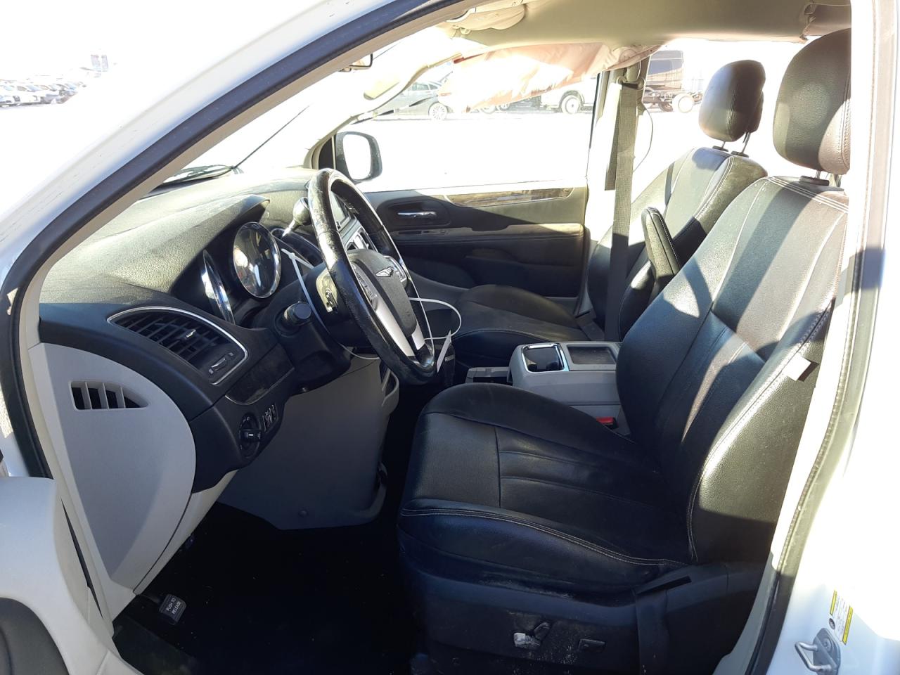 Photo 5 from auction – 2014 CHRYSLER TOWN & COU with VIN 2C4RC1BG5ER440064
