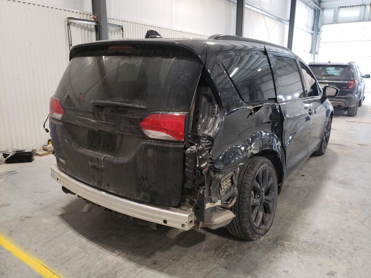 Photo 4 from auction – 2018 CHRYSLER PACIFICA T with VIN 2C4RC1EGXJR198054
