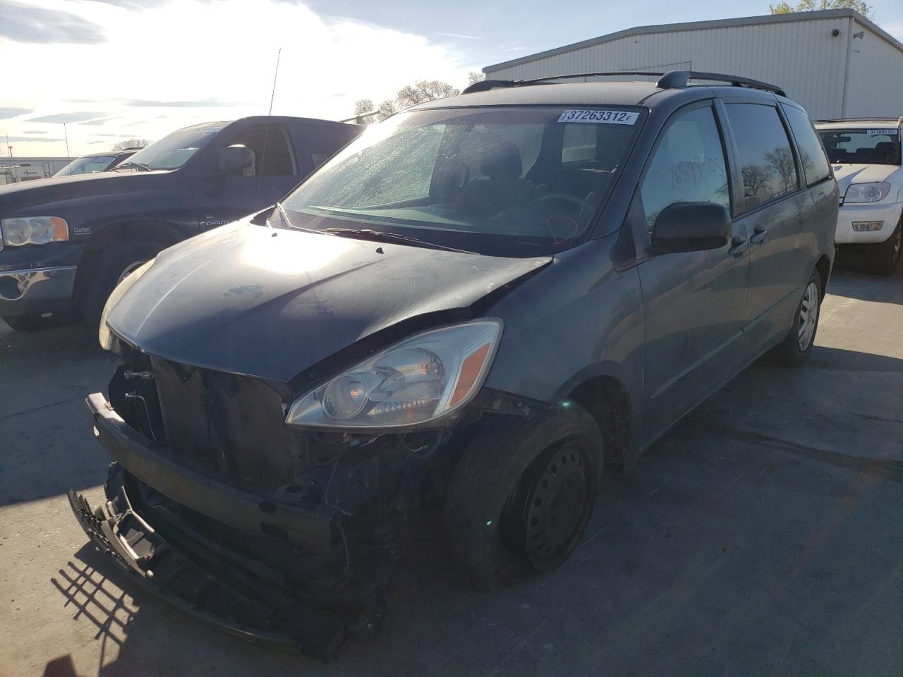 Photo 2 from auction – 2005 TOYOTA SIENNA CE with VIN 5TDZA23C55S368197