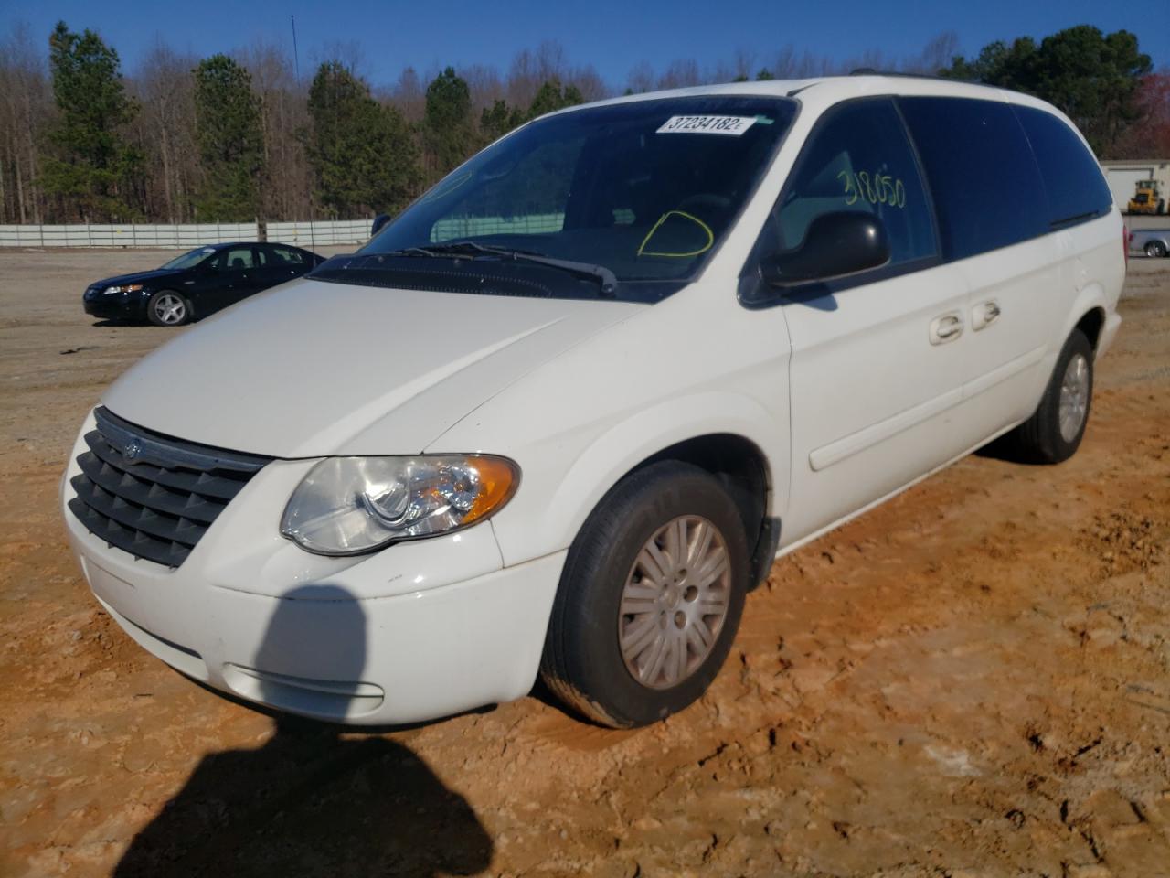Photo 2 from auction – 2005 CHRYSLER TOWN & COU with VIN 2C4GP44R95R114652