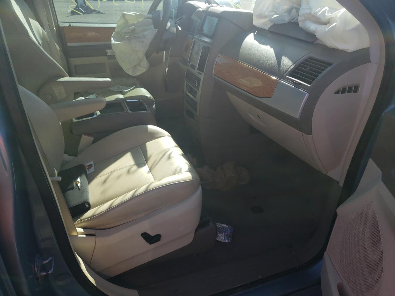 Photo 5 from auction – 2010 CHRYSLER TOWN & COU with VIN 2A4RR6DXXAR148066