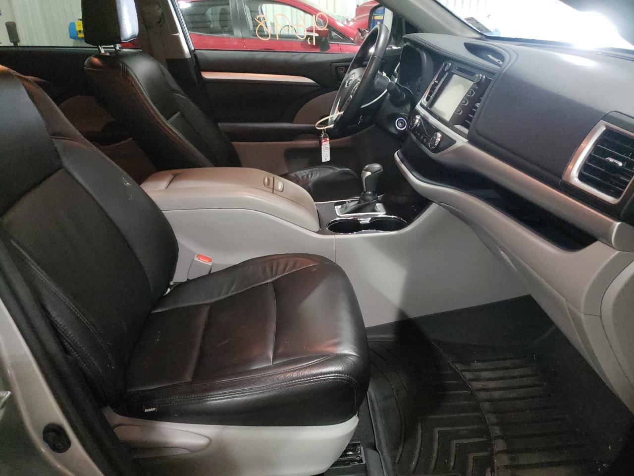 Photo 5 from auction – 2017 TOYOTA HIGHLANDER with VIN 5TDZZRFH6HS211307