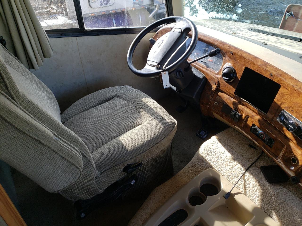 Photo 5 from auction – 2004 FOUR HURRICANE with VIN 1F6NF53S140A04534