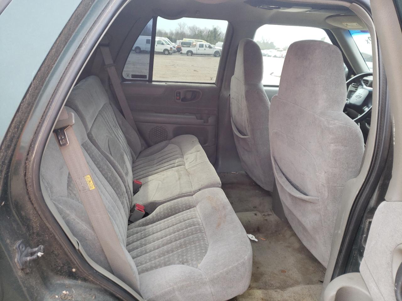 Photo 6 from auction – 2002 CHEVROLET BLAZER with VIN 1GNCS13W12K203149