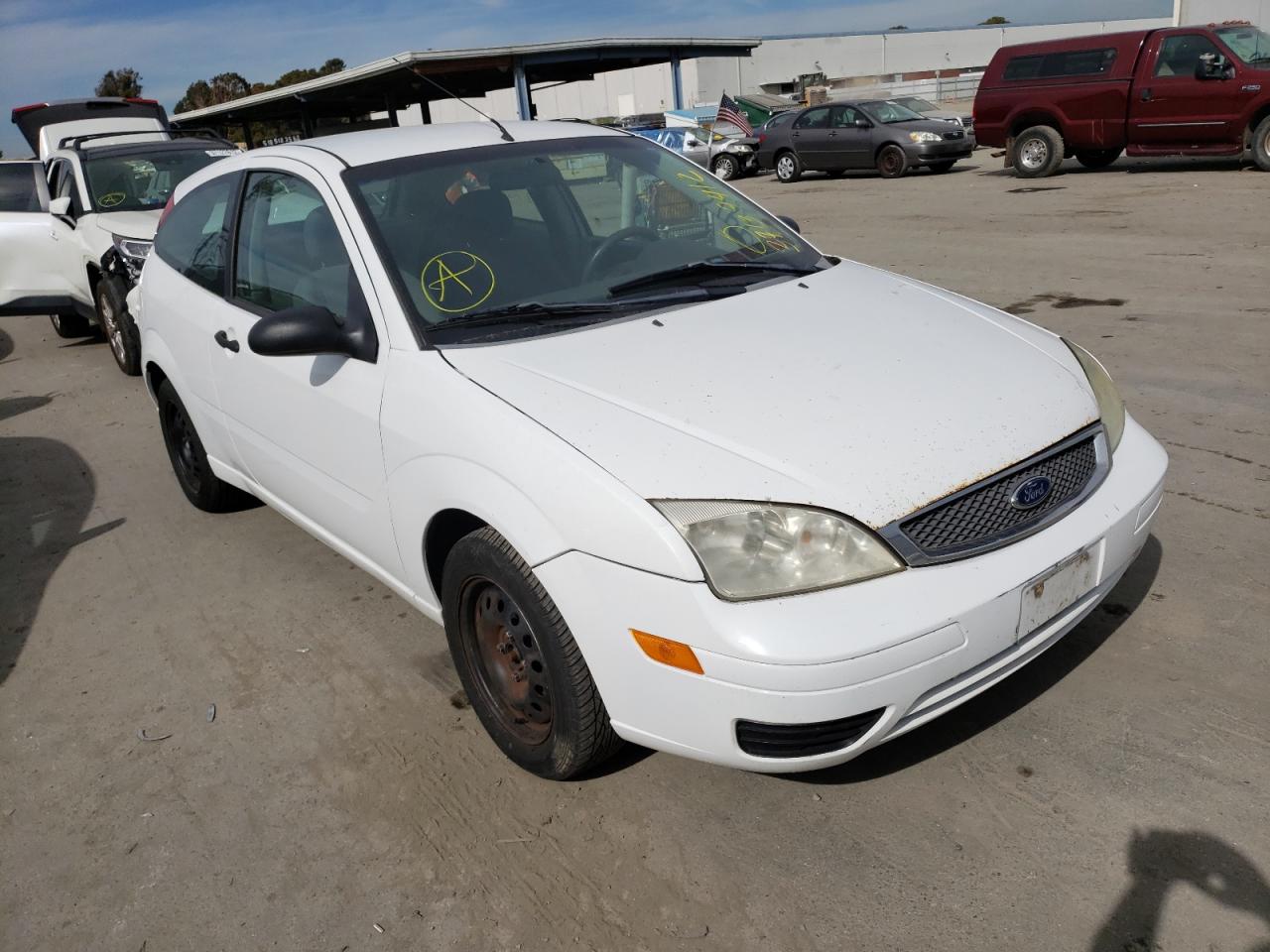 FORD FOCUS ZX3 2005 with VIN 3FAFP31N85R134236 - Photo from auction
