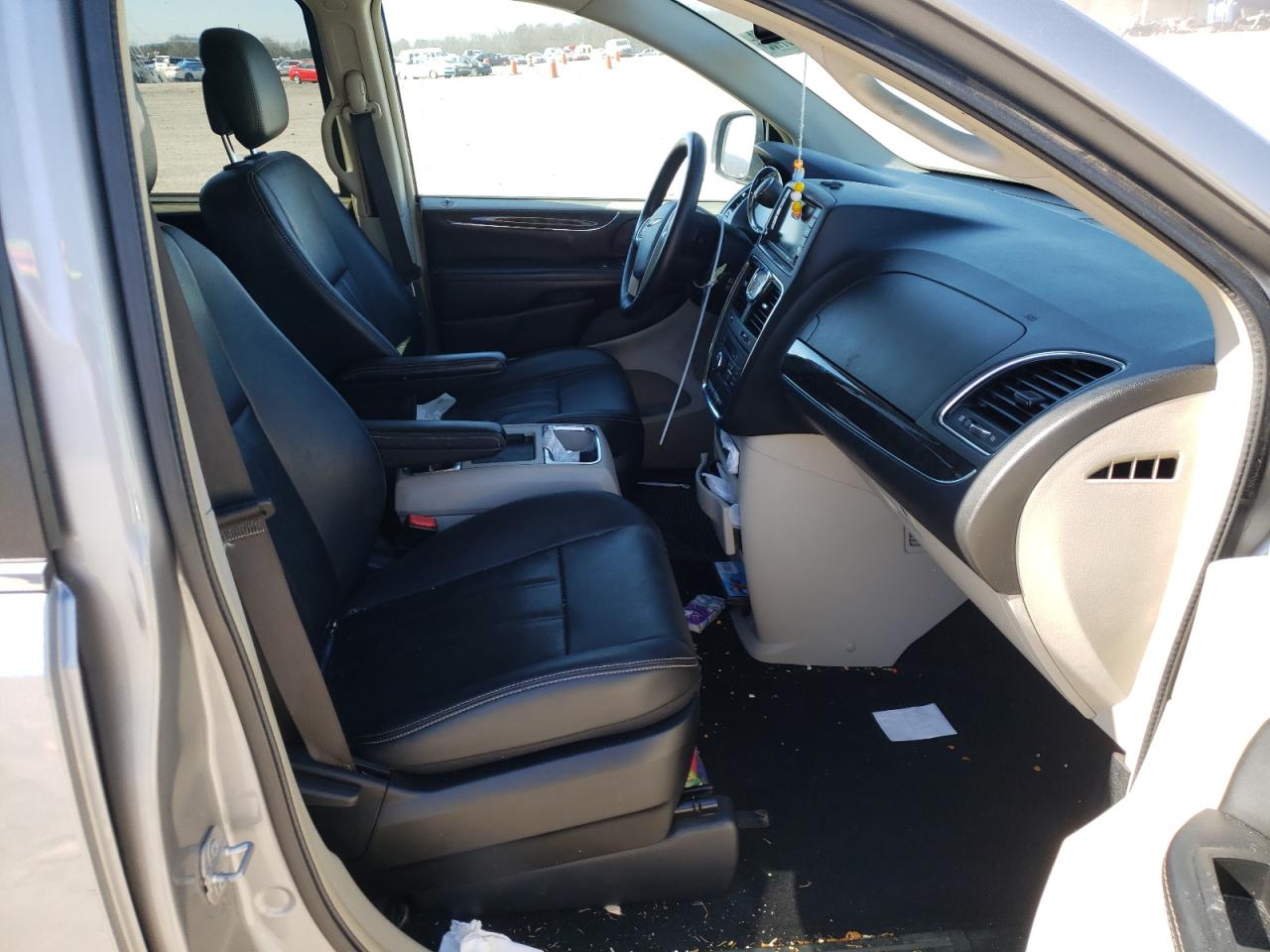 Photo 5 from auction – 2016 CHRYSLER TOWN & COU with VIN 2C4RC1BGXGR138546