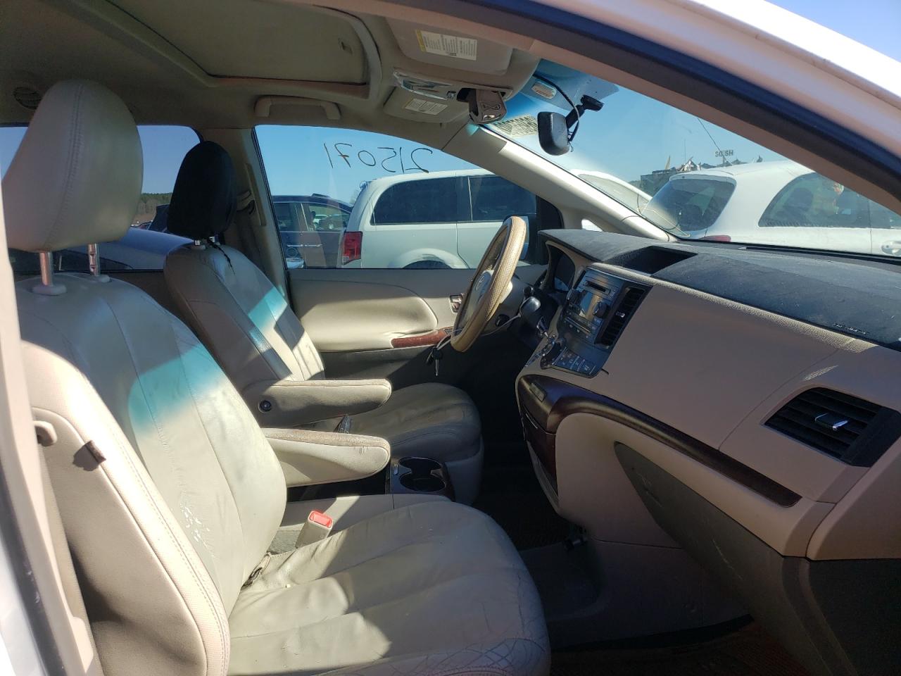 Photo 5 from auction – 2011 TOYOTA SIENNA XLE with VIN 5TDYK3DC0BS038573