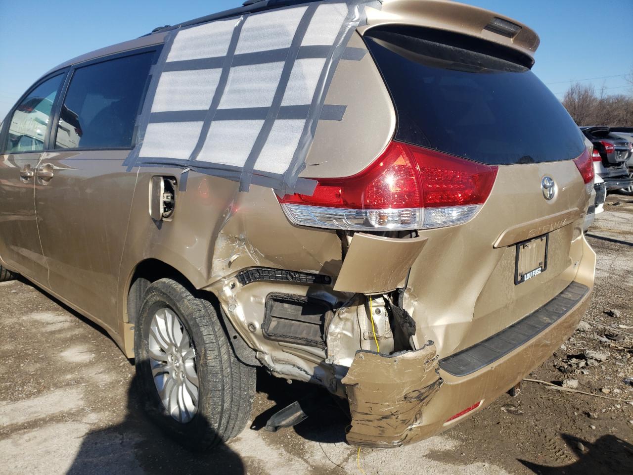 Photo 9 from auction – 2011 TOYOTA SIENNA XLE with VIN 5TDYK3DC5BS040366