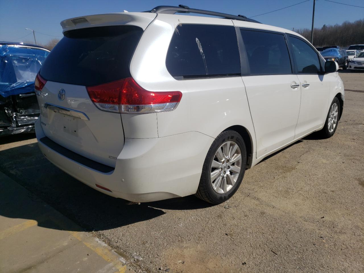 Photo 4 from auction – 2011 TOYOTA SIENNA XLE with VIN 5TDYK3DC3BS040396
