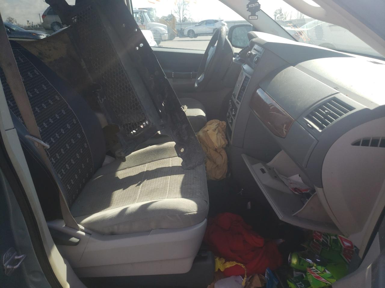 Photo 5 from auction – 2009 CHRYSLER TOWN & COU with VIN 2A8HR44E19R529023