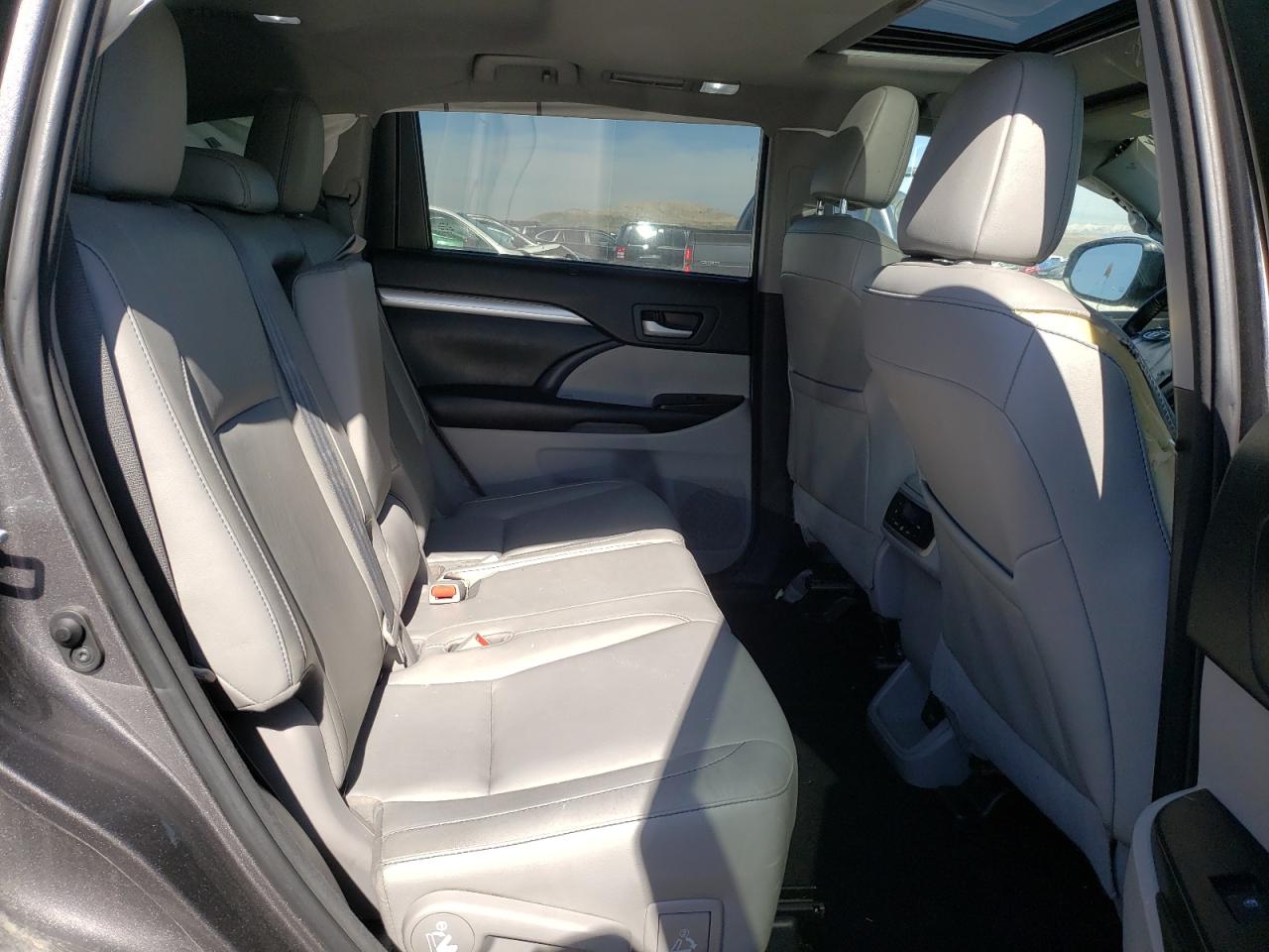 Photo 6 from auction – 2017 TOYOTA HIGHLANDER with VIN 5TDJZRFH1HS508028
