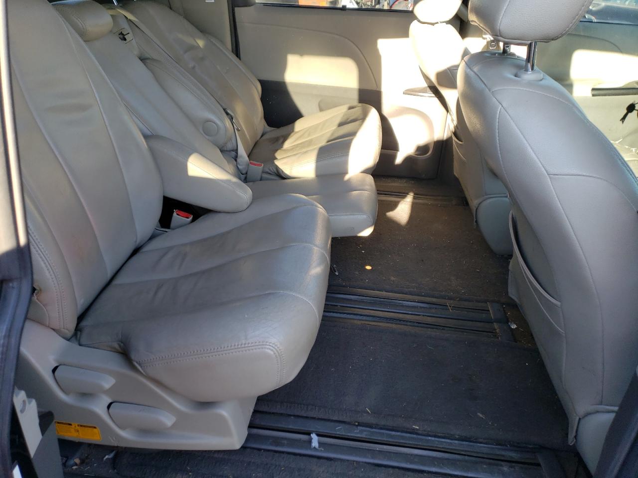 Photo 6 from auction – 2011 TOYOTA SIENNA LE with VIN 5TDKK3DC6BS128977
