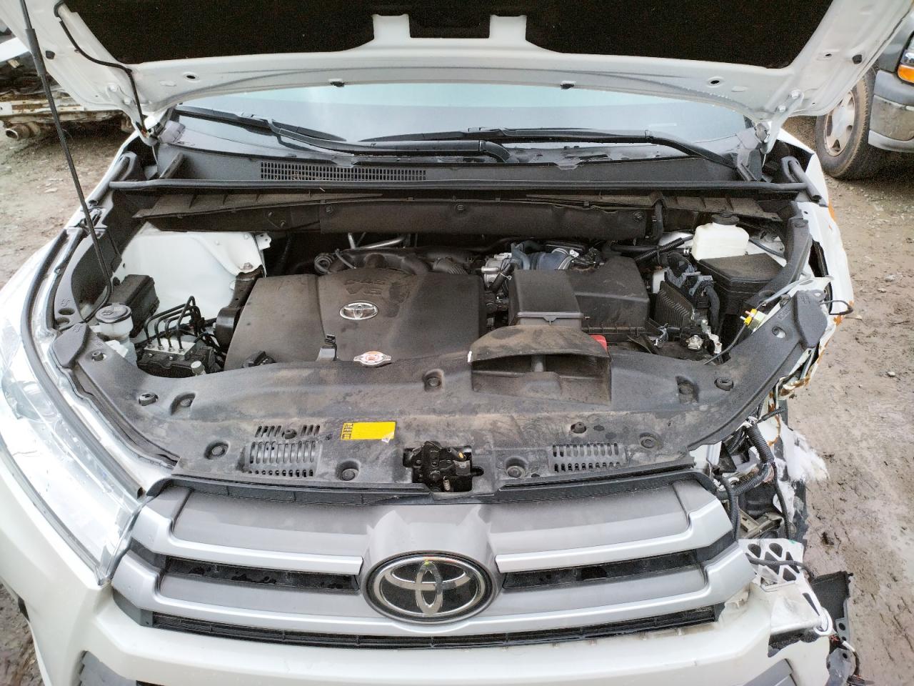 Photo 7 from auction – 2018 TOYOTA HIGHLANDER with VIN 5TDJZRFH9JS832169