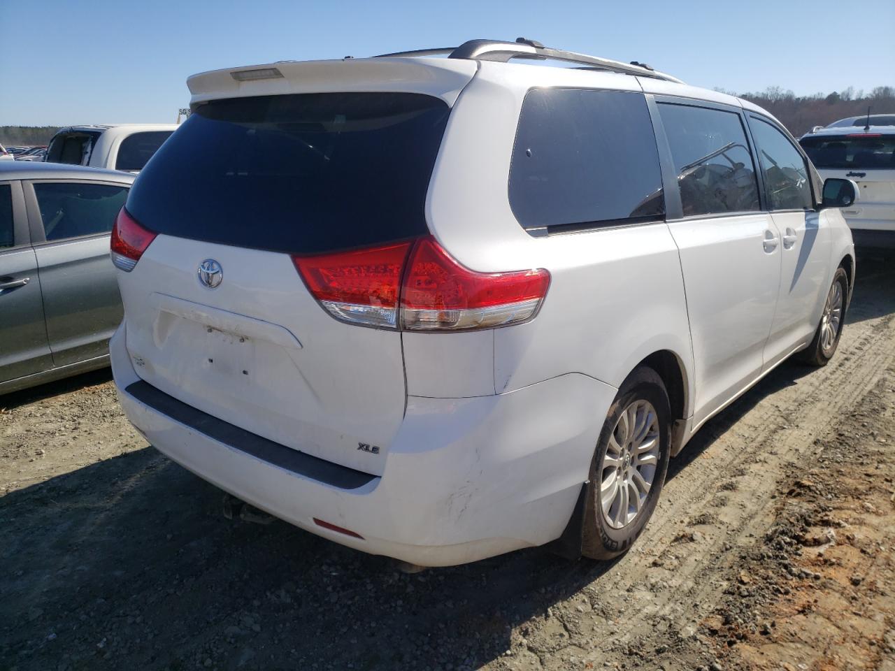 Photo 4 from auction – 2011 TOYOTA SIENNA XLE with VIN 5TDYK3DC0BS038573