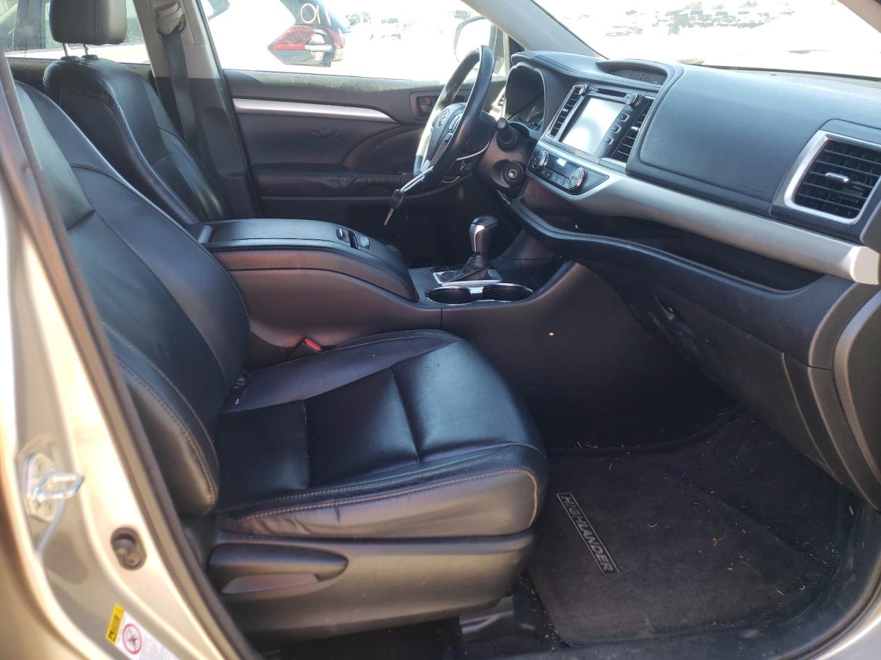 Photo 5 from auction – 2016 TOYOTA HIGHLANDER with VIN 5TDZKRFH9GS123693
