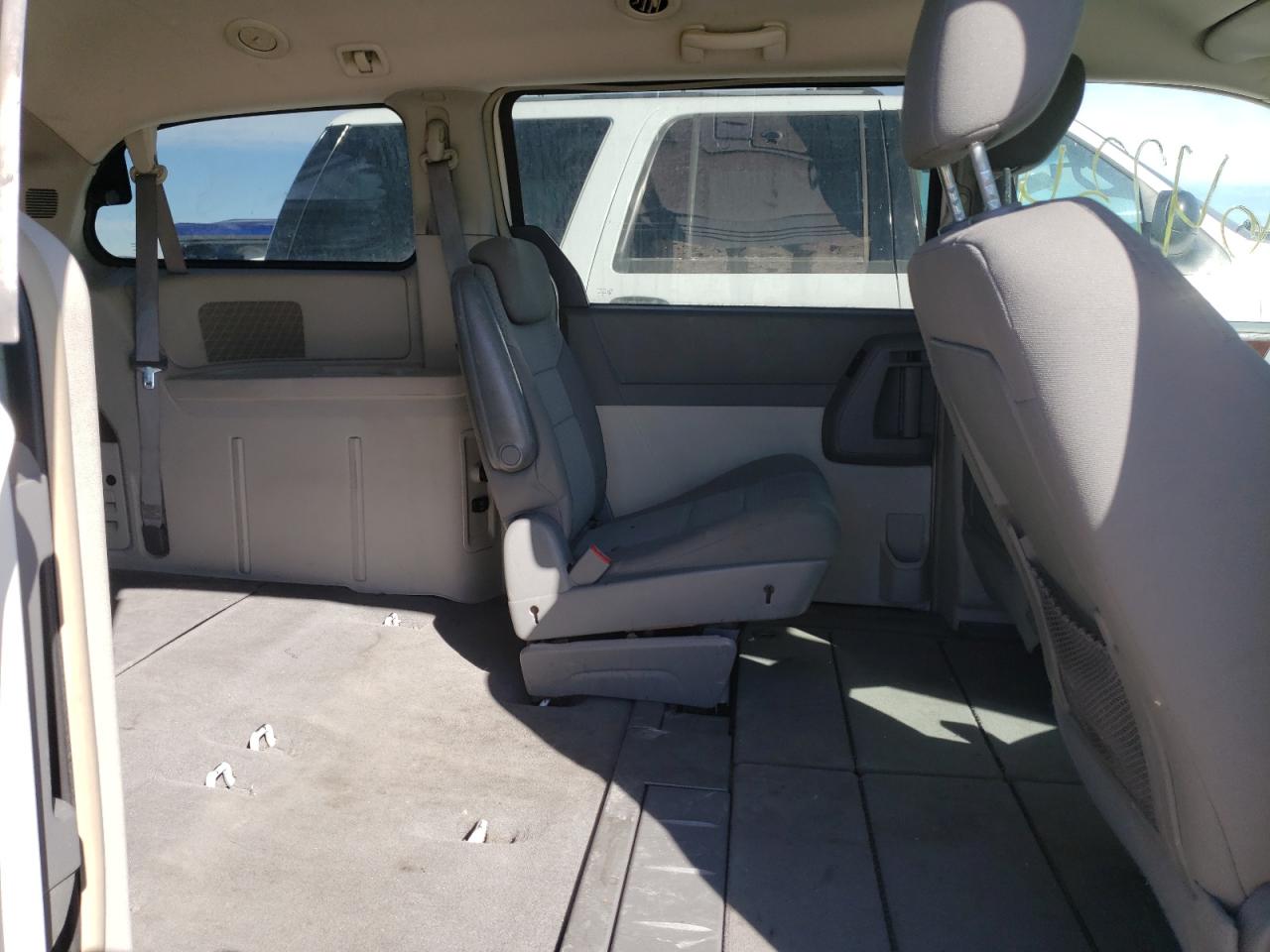 Photo 6 from auction – 2010 CHRYSLER TOWN & COU with VIN 2A4RR5D13AR198099