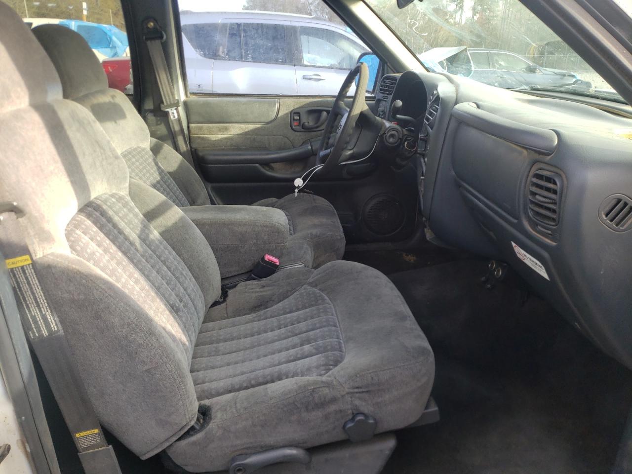 Photo 5 from auction – 2001 CHEVROLET BLAZER with VIN 1GNCS13W61K265340