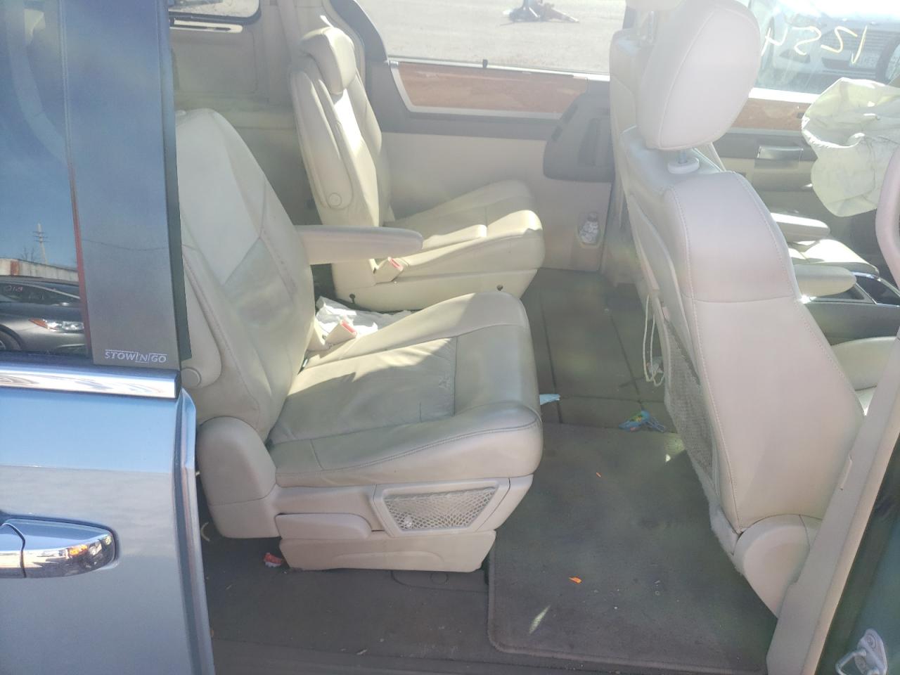 Photo 6 from auction – 2010 CHRYSLER TOWN & COU with VIN 2A4RR6DXXAR148066