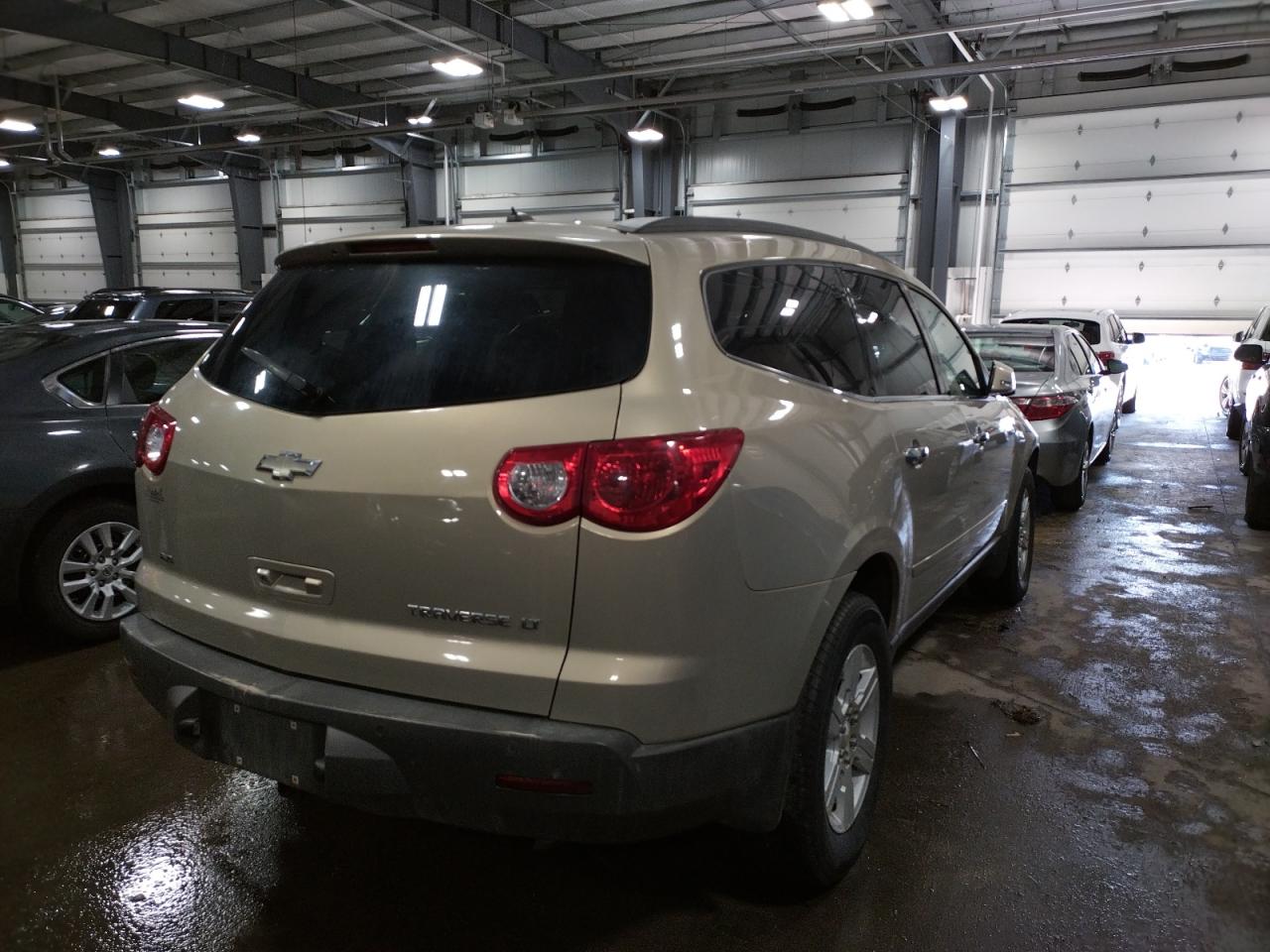 Photo 4 from auction – 2010 CHEVROLET TRAVERSE L with VIN 1GNLVGED7AS123133