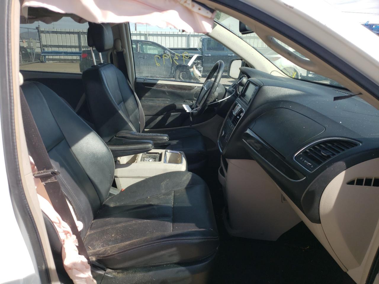 Photo 5 from auction – 2016 CHRYSLER TOWN & COU with VIN 2C4RC1BG2GR296265